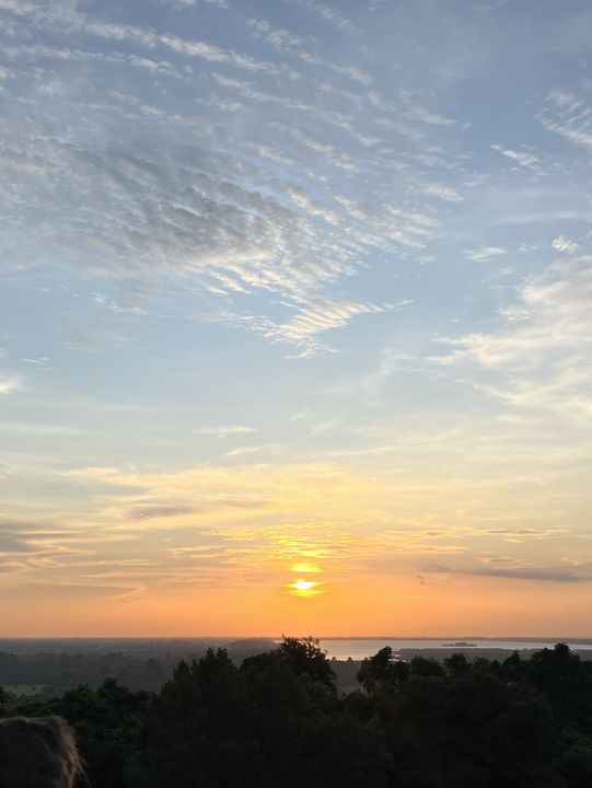 🛕 Sunset at Bayon Temple — A Once-in-a-Lifetime Moment You’ll Never Forget