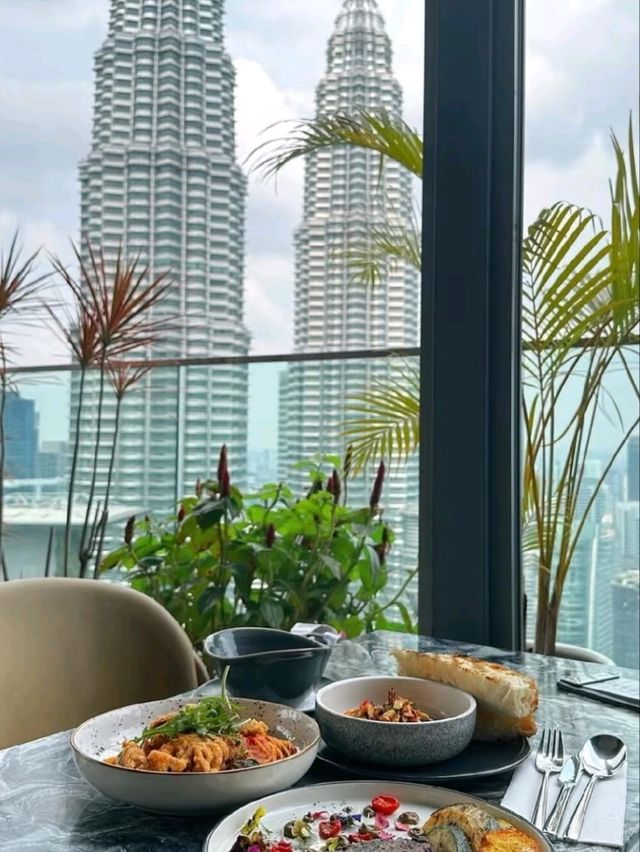 🗼🇲🇾 Petronas Twin Towers – The Icon of Kuala Lumpur