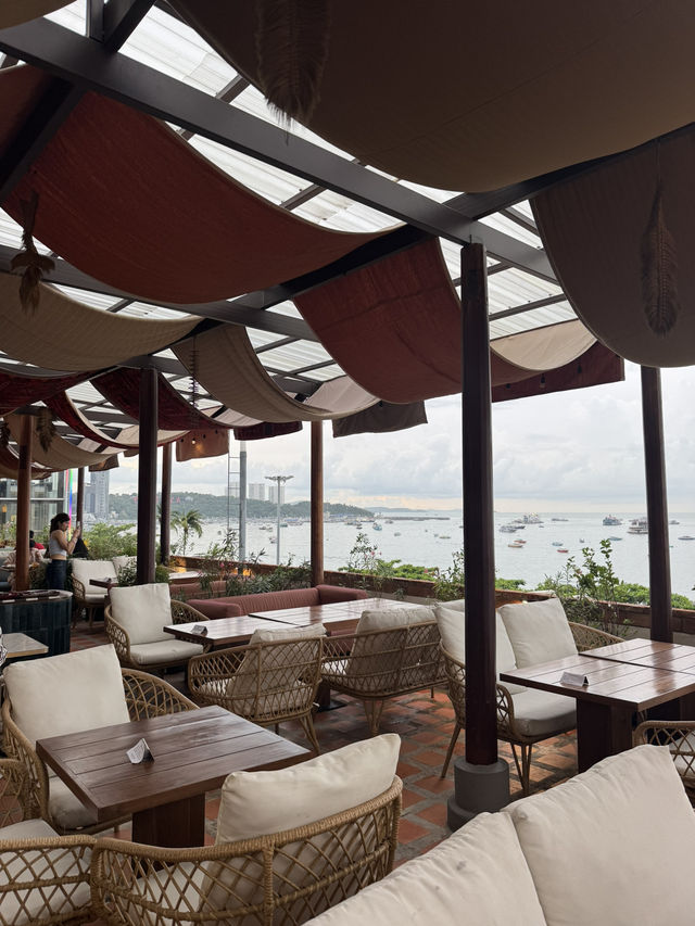 🌙 Moon Whale Pattaya – คาเฟ่สวยหรูริมทะเล