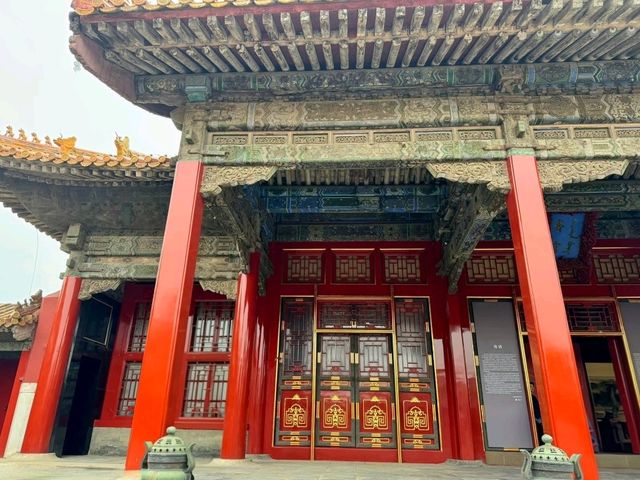 A Walk Through Imperial Wonder : The Forbidden City