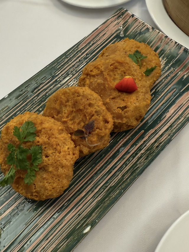 色香味俱全，特別推薦黃金炸蓮藕餅，好食到爆炸