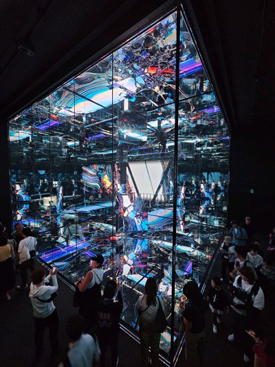 鏡面が揺れる未来建築。リアルと仮想が交錯する null² の世界