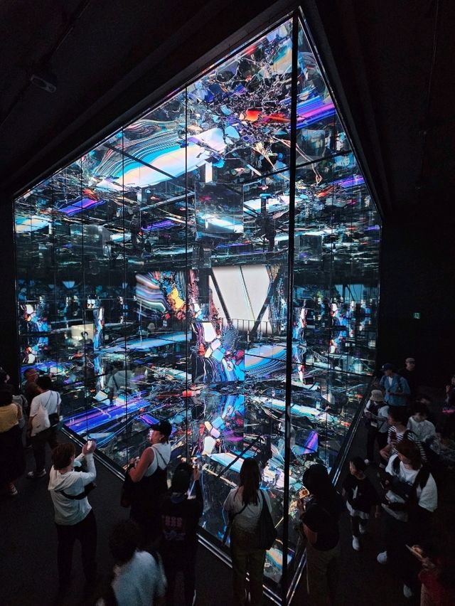 鏡面が揺れる未来建築。リアルと仮想が交錯する null² の世界🌐🪞
