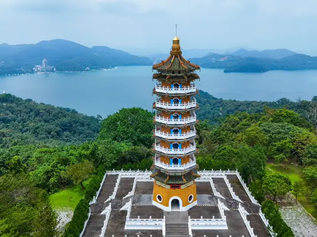 日月潭：靜謐與壯麗的交會