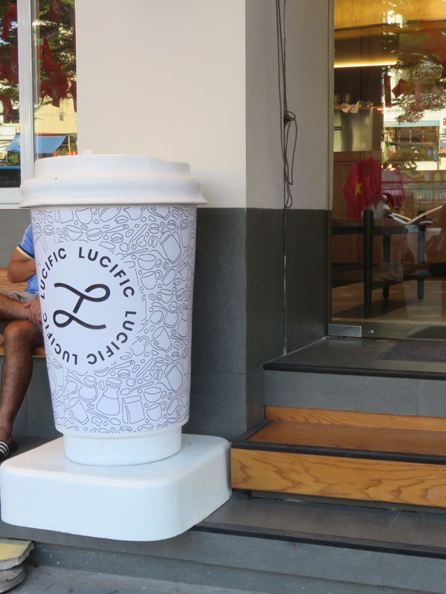 ☕✨ Lucific Café – คาเฟ่ลับย่าน Old Quarter ฮานอย ☕✨ Lucific Café – คาเฟ่ลับย่าน Old Quarter ฮานอย