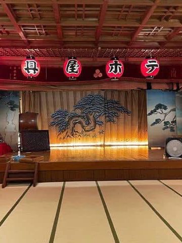 🏮 “Spirited Away” Vibes in Real Life – Would You Dare to Try? 🏮