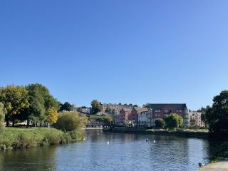 🌊🚤 Exeter Quay — Một địa điểm thư giãn ven sông ngay trung tâm khu phố cổ.