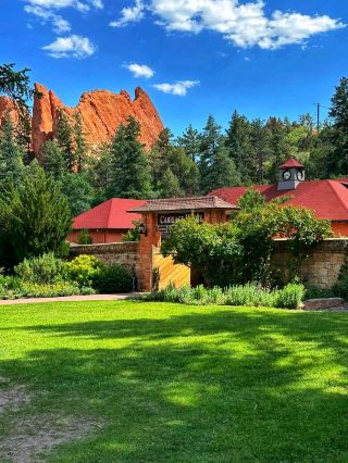 🏰  Glen Eyrie Castle – A Fairytale in the Rockies
