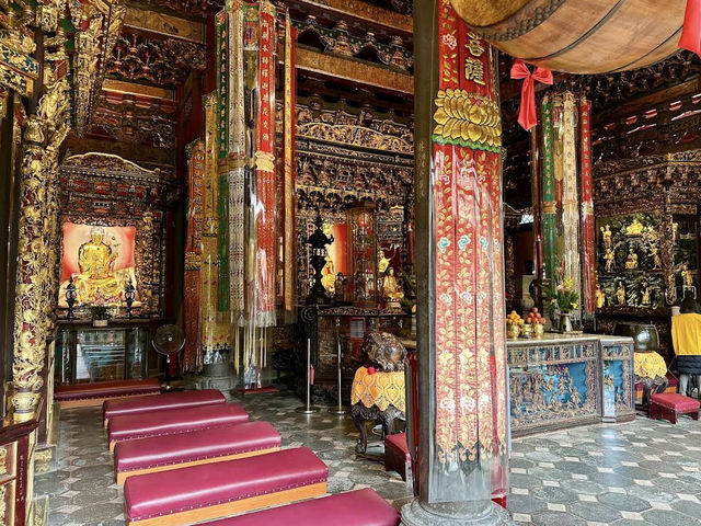 🕯️🐉 Spiritual Calm at Lungshan Temple 🌸🙏