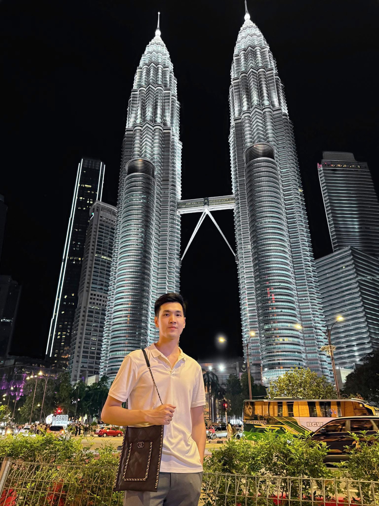 Untuk 2 orang

Perjalanan 3 Hari ke Kuala Lumpur, Malaysia 2025

1. Tiket pesawat pulang-pergi BKK-Kuala Lumpur dengan AirAsia 7,000 THB
2. Hotel 2 malam di Park Hyatt Kuala Lumpur 20,000 THB
3. Antar-jemput bandara pulang-pergi 1,200 THB
4. Biaya makan selama 3 hari 6,000 THB
5. Transportasi dalam kota selama 3 hari 800 THB

Total untuk 3 hari 35,000 THB (untuk 2 orang)

Rencana Perjalanan
🗓️ Hari 1
Pagi
🍽️ Pergi ke Lai Foong Lala Noodles, restoran yang telah mendapatkan penghargaan dari Michelin Guide selama 3 tahun berturut-turut, terletak di dekat Jalan Sultan.
Kuahnya memiliki rasa seperti sup jahe tetapi tidak pedas. Kerangnya segar tanpa bau amis. Hidangan lain yang sama lezatnya adalah bihun goreng dengan kerang. Anda harus memesan hidangan ini saat berkunjung ke Kuala Lumpur.
Siang
Berjalan-jalan di Dataran Merdeka, salah satu ikon penting di Kuala Lumpur. Anda akan melihat gedung tertinggi kedua di dunia yang disebut Merdeka118.
Malam
Berbelanja di Pavilion Mall dan makan malam di Fuiyoh It's Uncle Roger, restoran gaya nasi goreng Uncle Roger yang terkenal dengan frasa viral "Is smoky bba pork halal? YES🤣" Terletak di lantai 7 Pavilion Mall.

🗓️ Hari 2
Pagi
🏙️ Kunjungi Menara Kembar Petronas (KLCC) di pagi hari saat cahaya indah dan pengunjung lebih sedikit. Anda dapat naik ke Observation Deck di lantai 86 untuk melihat pemandangan seluruh kota. Berjalan-jalan di Taman KLCC dan berfoto dengan kolam serta menara kembar ikonik.
Siang
🍽️ Makan siang di Restoran Rebung Dato Chef Ismail, buffet Malaysia terkenal dengan cita rasa kaya, menawarkan berbagai hidangan termasuk nasi lemak, rendang, dan laksa.
Sore
🕌 Kunjungi Masjid Negara (Masjid Nasional), masjid pusat yang indah di kota ini. 🏛️ Museum Seni Islam Malaysia berada di dekatnya – menampilkan seni Islam dan perhiasan kuno. Tempat ini sangat bagus untuk berfoto, dengan ruang pameran yang bersih dan sejuk.
Malam
🌇 Kembali ke kota untuk berjalan-jalan di The Exchange TRX Mall, mal mewah terbaru di Malaysia, yang lebih indah daripada Pavilion seperti yang direkomendasikan. Nikmati pemandangan Taman Kota TRX saat matahari terbenam.

🗓️ Hari 3
Pagi
🚗 Pergi ke Batu Caves (sekitar 30 menit dari KL dengan Grab atau kereta KTM Komuter).
Lihat patung emas Dewa Murugan setinggi lebih dari 40 meter. Naik 272 anak tangga untuk melihat gua besar (pergi lebih awal karena lebih sejuk).
Siang
🍽️ Makan makanan India Selatan di Sri Nirwana Maju (area Bangsar), restoran terkenal yang dikenal dengan hidangan Banana Leaf yang lezat dengan harga terjangkau.
Sore
☕ Bersantai di kafe: VCR Café (Jalan Galloway) dengan suasana yang bagus dan minuman yang luar biasa, atau Merchant’s Lane, kafe bergaya loteng di bangunan tua di Chinatown.
🛍️ Berjalan-jalan di Petaling Street / Chinatown.

Malam sebelum pulang
Jika Anda memiliki waktu, kembali untuk berfoto dengan menara kembar di malam hari di Taman KLCC atau di SkyBar @ Traders Hotel viewpoint. Tempat ini menawarkan pemandangan penuh menara kembar dengan pemandangan yang indah, sempurna untuk mengakhiri perjalanan Anda.

Tips tambahan untuk perjalanan yang sempurna
• Daftar MDAC secara gratis 3 hari sebelum terbang. Beberapa situs web mungkin menipu Anda untuk membayar.
• Imigrasi saat kedatangan sangat cepat tanpa antrean; mereka hanya bertanya berapa hari Anda akan tinggal.
• Imigrasi saat keberangkatan bahkan lebih cepat; Anda dapat menggunakan gerbang otomatis.
• Tidak perlu menukar banyak uang tunai. Anda dapat memindai untuk membayar melalui aplikasi perbankan seperti di Thailand atau menggunakan kartu kredit/debit. Sebagian besar toko, restoran di mal, dan kereta menerima ini. Secara pribadi, saya tidak menggunakan uang tunai sama sekali.
• Grab jauh lebih murah daripada di Thailand. Jika Anda bepergian dengan beberapa orang, ini sangat layak dan nyaman.
• The Exchange TRX Mall lebih layak dikunjungi daripada Pavilion.
• Ada banyak masakan, tetapi yang paling cocok dengan selera Thailand mungkin adalah masakan Cina.