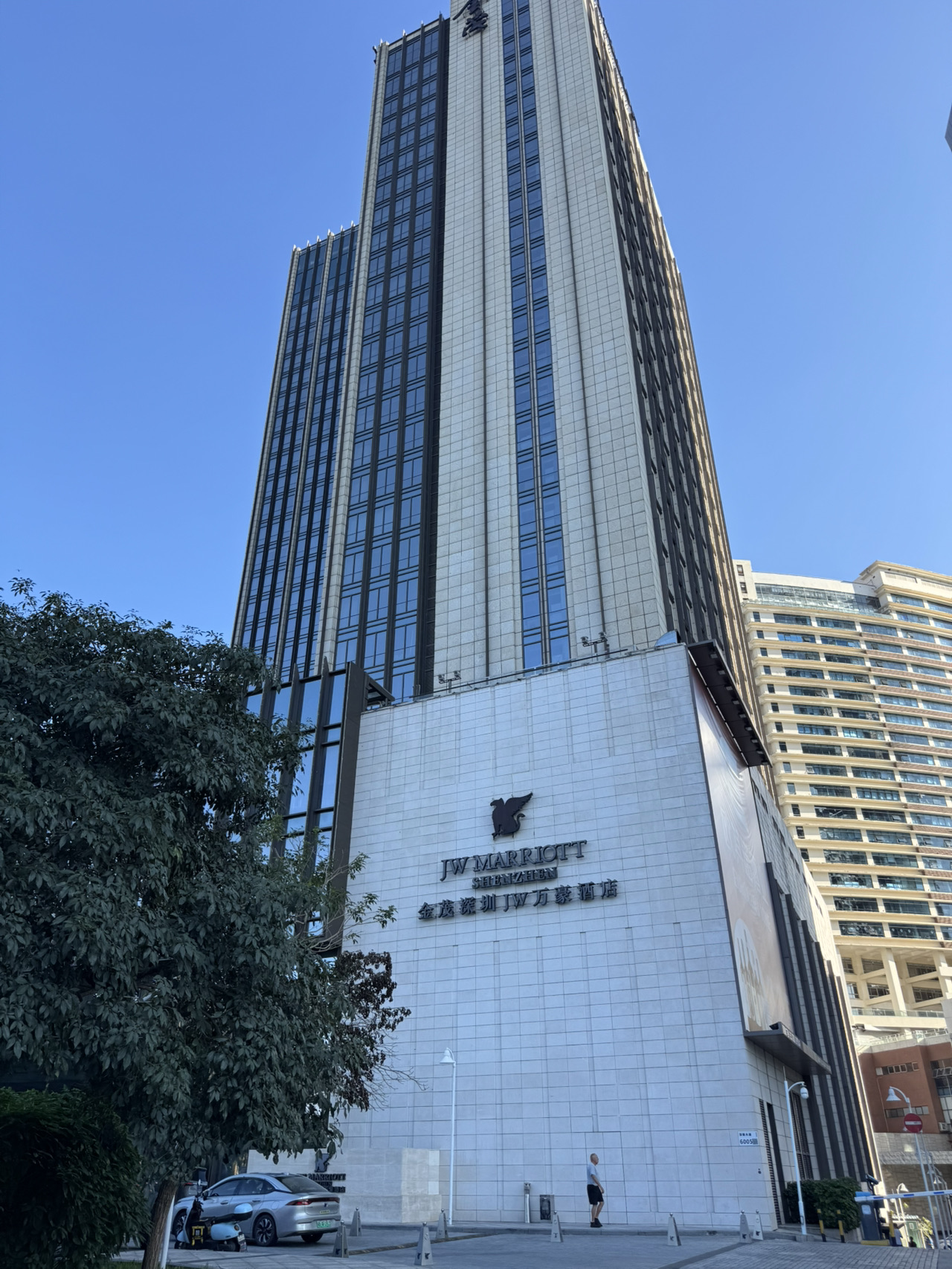 #ShenzhenHotel #JWMarriott #Staycation #QualityTravel #ShenzhenFutian #LuxuryTrip

Sometimes life is too busy and you really need to take a day or two to slow down and have a good rest.
So I chose the JW Marriott Hotel in Shenzhen Futian Center .
Have a quality staycation for 2 days and 1 night.
Convenient transportation, comfortable environment, and seafood buffet waiting for us!
Let's feel this little happiness together~

🏨 Hotel information

• Hotel Name: JW Marriott Shenzhen Jinmao
• Location: Futian Business District Center, 6005 Shennan Avenue, across from the Shenzhen Golf Club
• Convenient transportation: about 200 meters walk to Che Kong Miu MTR Station; about 7 minutes drive from Futian HSR Station; 14 minutes direct access to West Kowloon, Hong Kong
• Room Features: • Fully renovated in 2020 with elegant bright design
• Large choice of room types: Deluxe Room, Executive Room, JW Suite
• More than half of the rooms have views of the golf course or Honey Lake

• Amenities: Outdoor pool, 24-hour gym
• SPA by JW Spa
• Executive Lounge (free for Platinum and above members)
• 3 restaurants + 1 lobby lounge with Chinese and Western cuisine

📅 Itinerary (2 days 1 night)

Day 1
• Afternoon Check-in: Check in at 3:00 to feel the renovated room design
• In-room recreation: floor-to-ceiling window views, bathtub relaxation
• Dinner: A hearty seafood buffet dinner (oysters, crab, steamed seafood, sashimi, dessert) at the hotel restaurant

Day 2
• Breakfast: A hearty breakfast buffet with a variety of choices (Chinese porridge, Western bread, fresh omelettes)
• Morning Swim & Fitness: Outdoor pool + gym for energy
• Noon check-out: 12:00 check-out

• Super easy access: 14 minutes direct HSR from Hong Kong
• Rooms with great views: Golf course & Honey Lake views
• Fully equipped: pool, fitness, spa for perfect relaxation
• Dining options: 3 restaurants + executive lounge to cater to different tastes
• High-quality service: JW-branded exquisite perks with details in place

 