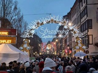 🎄✨ 史特拉斯堡聖誕市集指南—“聖誕之都”

⭐ 概覽

斯特拉斯堡位於法國東北部，靠近德國邊境，擁有歐洲歷史最悠久、最著名的聖誕市場之一，其歷史可追溯至1570年。

每年十二月，整座城市彷彿化身為童話世界──溫暖的燈光、木質小屋、熱紅酒、聖誕音樂，以及克萊貝爾廣場上那棵巨大的聖誕樹。

市場開放時間：

通常為11月下旬至12月24日（每年略有不同）。

📍 主要聖誕市集區域

1. 克萊貝爾廣場－巨型聖誕樹

斯特拉斯堡聖誕氛圍的中心。

巨大的聖誕樹（30公尺！）、燈光秀、節慶裝飾。

絕佳的夜間拍照地點。

2. 大教堂廣場（Place de la Cathédrale）

歷史最悠久、最熱鬧的區域之一。

被壯麗的斯特拉斯堡大教堂環繞。

這裡非常適合擺放手工藝品、蠟燭和木製玩具。

3. 布羅格利廣場 – 聖誕市場

這座歷史悠久的聖誕市集始建於1570年。

這裡有傳統的阿爾薩斯裝飾品和當地紀念品。

還有許多美味的小吃攤！

4. 小法蘭西區

這裡是阿爾薩斯最迷人的街區——中世紀的房屋、運河和閃爍的彩燈。

浪漫的夜晚漫步，品嚐當地糕點。

這裡也是聖誕節期間城裡最佳的拍照地點。

🍽️ 聖誕市集必嚐美食

🇫🇷 阿爾薩斯特色美食

火焰薄餅（Tarte Flambée）－薄薄的披薩式麵包，配上起司和洋蔥

酸菜香腸——酸菜香腸

香料薑餅

🍷 飲品

熱紅酒

熱蘋果酒

濃鬱醇厚的熱巧克力

🍬 小吃

阿薩斯聖誕餅乾

椒鹽脆餅

烤栗子

🎁 購物指南

手工聖誕裝飾品

當地陶瓷

香氛蠟燭和香皂

羊毛圍巾/帽子

耶穌誕生場景擺飾

木製工藝品

完美的伴手禮！

🚆 如何前往

從巴黎出發：

TGV 高速列車

1 小時 45 分鐘

抵達斯特拉斯堡火車站（步行 10 分鐘即可抵達市中心）

從德國（黑森林地區）出發：

搭乘區域列車 30-60 分鐘

🏨 住宿推薦

聖誕節期間最佳住宿區域：

小法蘭西區 – 浪漫迷人

斯特拉斯堡大教堂附近 – 節日氛圍濃厚

大島 – 中心位置，靠近所有市場

飯店預訂火爆，建議提前 2-3 個月預訂。

💡 小貼士

選擇工作日前往 – 週末人潮擁擠。

日落後前往，才能充分體驗聖誕燈飾的魅力。

攜帶現金，因為有些攤位不接受刷卡。

穿著保暖衣物 – 氣溫可能降至 0°C 以下。

如果想要拍攝清晰且人少的照片，建議清晨前往。

注意保管好您的財物 – 人多的地方容易出現扒手。

🎅✨ 你一定會愛上它

斯特拉斯堡的聖誕市集不僅僅是一個市場——它是一場全城歡慶的盛會，到處都洋溢著溫暖的燈光、夢幻般的冬日氛圍和令人垂涎的美食。

如果你想體驗一場歐洲聖誕童話，這裡就是你的不二之選。

#聖誕市集