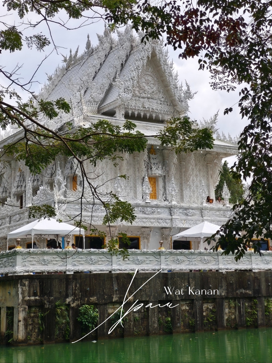 Thailand's iconic White Temple, Wat Rong Khun, is located in Chiang Mai. However, now there is an alternative right in Phuket.
In December 2025, the White Temple Wat Kanan 🛕 opened. It takes just 40-50 minutes to get there.
On the temple grounds, you can rent a traditional costume for 150-250 baht, available in various styles and colors, and take authentic photos. We didn't do this because it was crowded before the New Year, and people were celebrating their own holidays.
Surrounding the temple is a pond with turtles and large fish. You can feed the fish for just 10 baht.
This beautiful place is definitely worth a visit 🤍