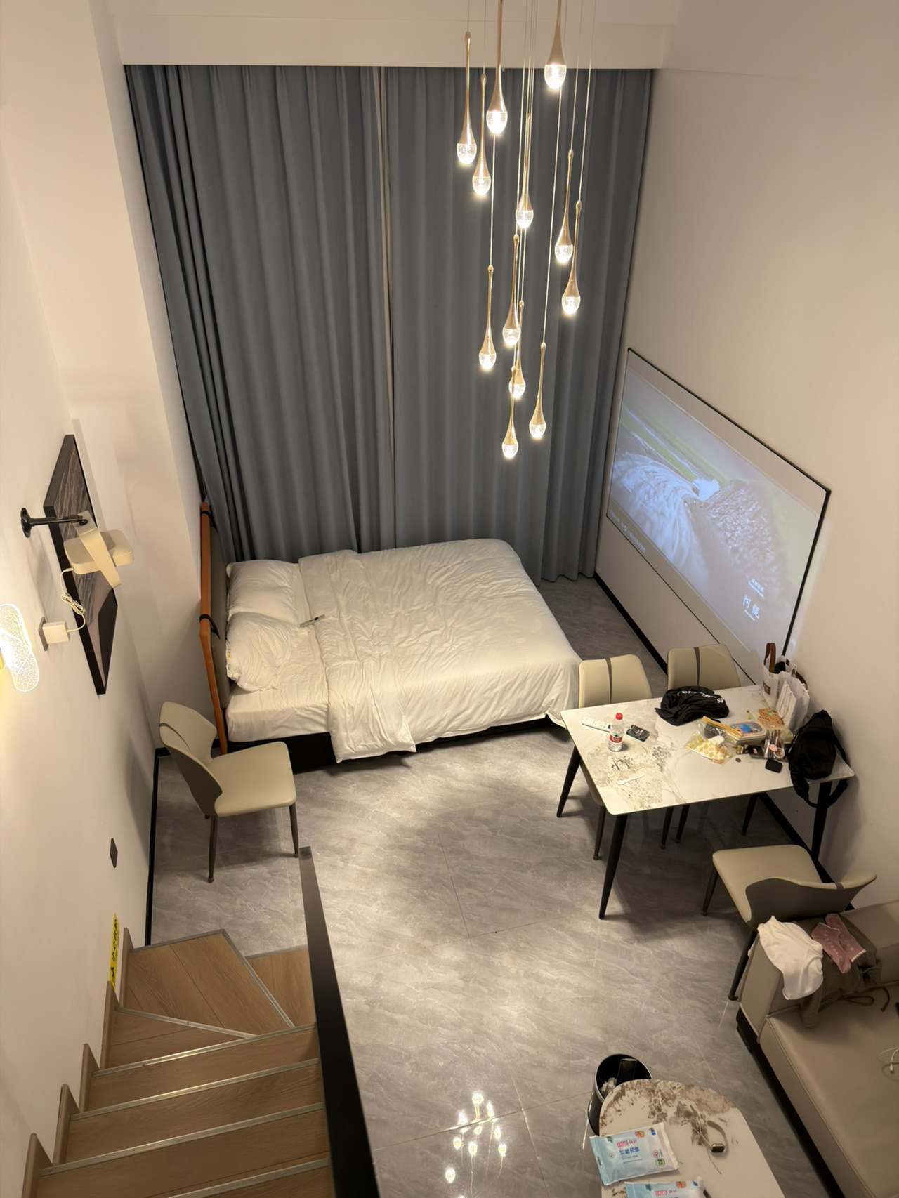 Super High Value Near Shenzhen Sungang Metro Station! Unboxing Ruilan Courtyard Family Duplex Loft ✨

Ruilan Courtyard is located on Baogang Road in Shenzhen, right by Sungang Metro Station 🏙️ It's absolutely perfect for families, couples, or a group of friends! Featuring a duplex LOFT design, it boasts a massive sense of space. The upper and lower floors offer plenty of privacy, making it a fun and relaxing place to stay.

The room layout is genuinely stylish with floor-to-ceiling windows on two sides, allowing sunlight to flood the entire living area. Open the windows and you get a fantastic view of the city or the railway tracks—snapping photos here is guaranteed to get you tons of likes! It’s fully equipped with a 1.8m king-size bed, XGIMI projector, washer-dryer combo, refrigerator, and free Wi-Fi. Plus, a 24-hour butler is on standby to help you sort out any issues, big or small!

The bathroom features excellent wet and dry separation, and the toiletries provided are high quality. Thoughtful details like a writing desk, clothes hangers, and blackout curtains make the stay both exquisite and comfortable. The check-in process is incredibly fast. The front desk staff and butlers are super friendly and accommodating; they even proactively helped out with a baby crib and pinpointing the exact metro station location. The service is exceptionally sweet 💯

You won't have to worry about hygiene at all. The room, bedding, and bathroom are kept spotlessly clean, with regular housekeeping and restocking of amenities. The hotel is newly renovated with a super fresh environment, and there's absolutely no construction noise.

In terms of value for money, it truly has no competition. The facilities and service quality are top-notch, making it highly recommended for families, couples, and friends alike! Compared to other hotels in the area, Ruilan Courtyard wins hands down. 🚗 A quick heads-up though: if you're driving, be aware that parking nearby is limited, and it's best to double-check directions before using navigation to avoid driving in circles.

📍Address: Building B Lobby, 230 Baogang Road, Shenzhen (Ruilan Courtyard | AESTHETIC•DESIGNER Light Living, Centralcon Platinum Square Sungang Metro Station Branch, Shenzhen)
🕰️ 24-hour attentive butler service makes the stay super convenient!

Looking for a comfortable and convenient short-term rental in Shenzhen? You definitely won't be disappointed at Ruilan Courtyard. The vibe is incredibly chill, the value is off the charts, and the overall stay experience is simply top-tier!