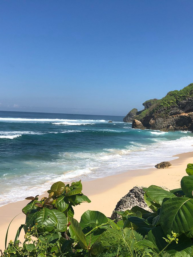 Sudah tak terhitung berapa kali saya ke Bali, tapi tiga tempat ini benar-benar mengubah cara pandang saya terhadap pulau ini. Jauh dari keriuhan beach club dan pusat turis, saya menemukan ketenangan, pantai tersembunyi, dan pemandangan luar biasa yang mengingatkan saya betapa istimewanya Bali.

1. Sidemen Valley

Sidemen benar-benar kejutan favorit saya di Bali. Hamparan sawah teraseringnya seolah tak berujung, udaranya lebih sejuk, dan suasananya jauh lebih tenang. Saya menghabiskan pagi dengan jalan santai menyusuri desa, mengobrol dengan warga lokal, dan sekadar menikmati kemegahan Gunung Agung. Rasanya seperti menemukan sisi Bali yang jarang tersentuh banyak wisatawan.

2. Nyang Nyang Beach

Perjalanan ke Pantai Nyang Nyang memang butuh perjuangan, tapi setiap langkahnya sangat sepadan. Setelah menuruni tebing yang curam, saya disambut hamparan pasir putih yang halus, air laut biru jernih, dan hampir tidak ada orang lain di sana. Rasanya seperti punya pantai pribadi sendiri! Saya sampai betah berlama-lama karena pemandangannya terlalu indah untuk ditinggalkan Begitu saja.

3. Tukad Cepung Waterfall

Tukad Cepung beda banget dari air terjun yang pernah saya kunjungi sebelumnya. Melewati celah tebing sempit saja sudah jadi petualangan seru, apalagi saat melihat cahaya matahari masuk dari celah bebatuan dan menyinari air terjun—benar-benar bikin takjub sampai tidak bisa berkata-kata. Tempat ini jauh lebih keren aslinya daripada di foto.

Kalau kamu lagi berencana liburan ke Bali, saya sangat merekomendasikan untuk memasukkan hidden gem ini ke rencana perjalananmu. Tempat-tempat ini memberikan kenangan paling berkesan buat saya, dan saya pasti akan dengan senang hati mengunjunginya lagi.