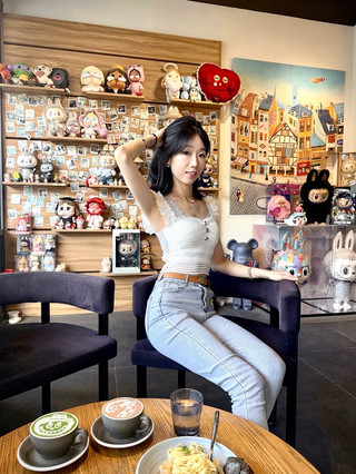 [렌토] 구룡 시티 인기 카페🖤 느긋한 라이프와 휴식 ☕️🌿
。
。
구룡 시티에 느긋한 분위기의 카페가 있을 줄은 몰랐어요☕️ 정말 편안한 느낌이었어요. 세련되고 감각적인 인테리어에 라부부(Labubu) 소품들로 가득 채워져 있어서 정말 세심한 배려가 느껴졌어요. 라부부 팬이라면 절대 놓치지 마세요😍! 밝고 쾌적한 공간에 깔끔하고 편안한 분위기, 그리고 정성껏 준비한 음식들~ 중서양 퓨전 요리🍴까지, 이 지역에서 보기 드문 좋은 곳이에요. 또 오고 싶은 곳이에요 ❤️

🔸베이컨과 꽃젤리 스파게티 $155
생선 부레와 전복 (새콤달콤한 마늘 소스가 듬뿍 들어간 독창적인 요리)
🔸건강 버전 연어 하와이안 퀴노아 볼 $125
가벼운 연어 포케 볼 (퀴노아 베이스에 신선한 재료를 더해 건강하게)
🔸오늘의 케이크 바나나 헤이즐넛 치즈케이크 $70
진한 초콜릿 😍 풍부한 레이어 ~ 반쯤 녹은 상태

☕️싱글 오리진 초콜릿 $60
(60% 비밀 초콜릿)
🍵말차 라떼 $60
(산정소산원의 사방)
。
。
×××[렌토]×××
© 구룡시 프린스 에드워드 로드 서쪽 428-430번지 1층
。
。
#구룡시 #렌토 #구룡시카페 #라부부 #구룡시맛집 #홍콩가벼운여행 #홍콩꼭먹어야할음식 #홍콩카페