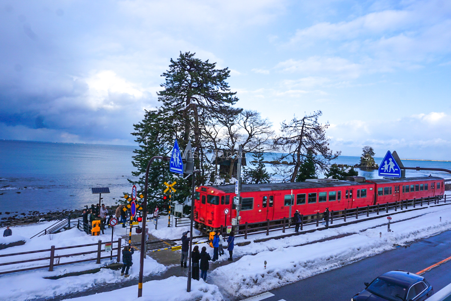 Amaharashi Coast: Toyama’s Stunning Coastal Gem with Majestic Tateyama Views.