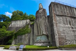 Pin this magnificent landmark and admire the beauty of the Bodhisattva Kannon of Peace, carved from the Oya rock face in Utsunomiya.