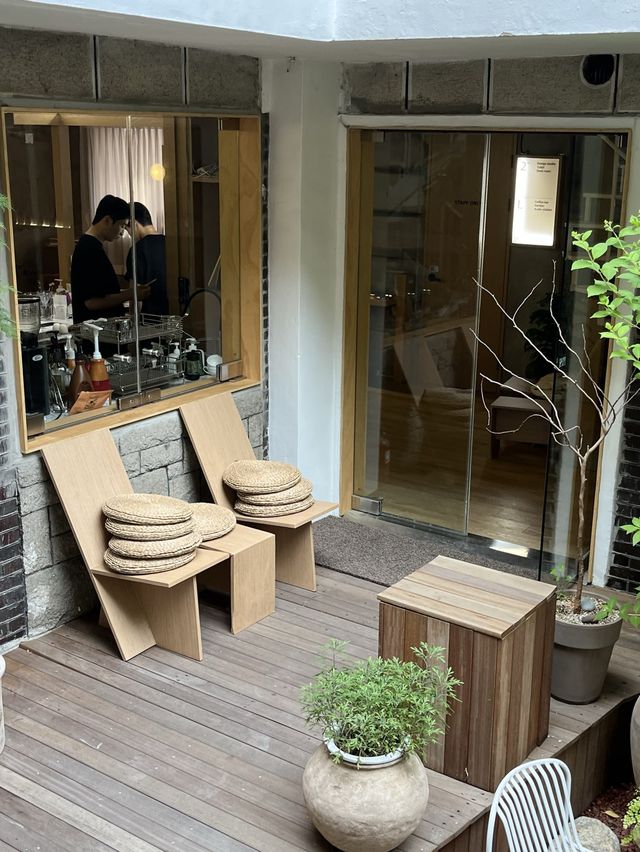 연남동 끝자락에 위치한 분위기 좋은 대형카페 