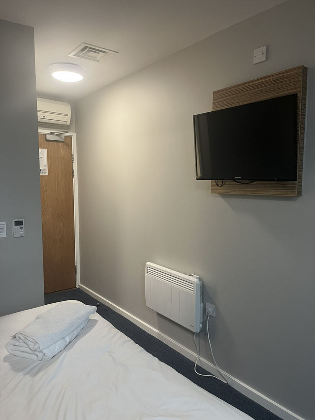 A noisy stay at Chester Central Travelodge 🇬🇧