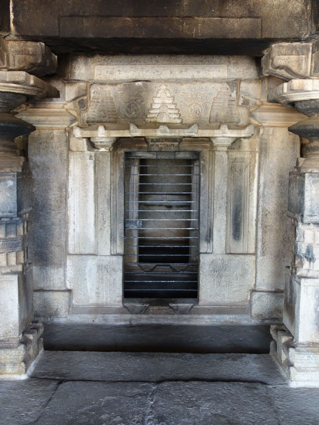 Hemakuta Hill Temple Complex: Ancient Shrines with a View