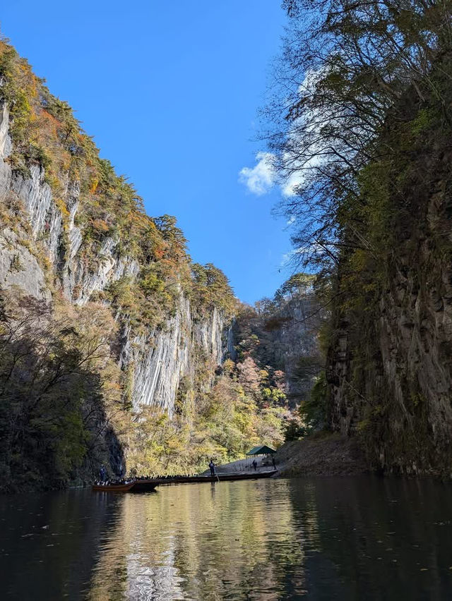 Enjoy the cliffs and the scenery of the four seasons