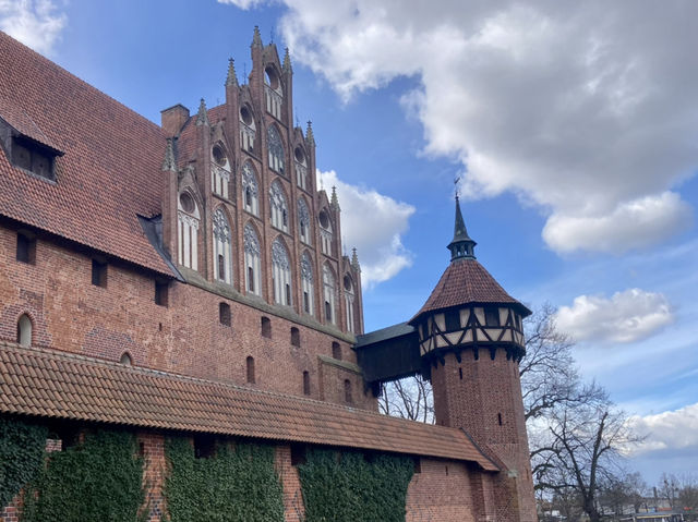 Welcome to the largest castle in the world! 