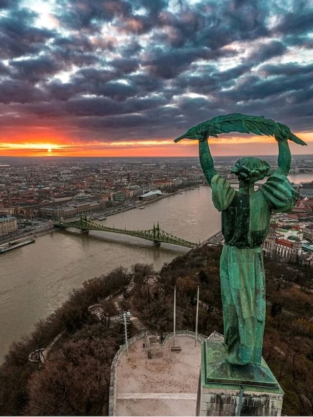 🌉👑 “Bridges, Baths & Baroque Dreams: A Royal Day in Budapest” 🇭🇺