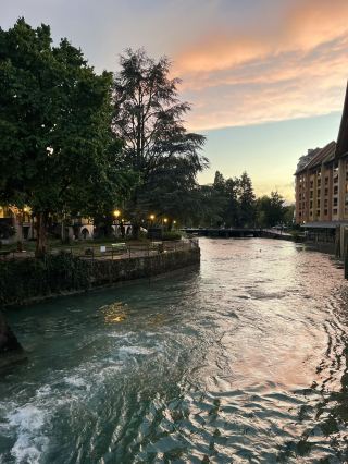 Day 1
	•	Stroll through the Old Town with its charming canals and bridges.
	•	Visit the Palais de l’Isle, the little castle in the middle of the canal.
	•	End the day walking along Lake Annecy or relaxing by the water.

Day 2
	•	In the morning, explore the Friday Market – full of local products like olives, honey, cheese, and other regional specialties.
	•	Have lunch at a canal-side restaurant and enjoy traditional Savoyard dishes.
	•	In the afternoon, take a boat ride or a leisurely walk around the lake.

Day 3
	•	Head up to the nearby Alps for fresh mountain air.
	•	Take a cable car (Semnoz or Col de la Forclaz) for amazing panoramic views over the lake and town.
	•	Return to Annecy for a cozy dinner.

⸻

🏨 Accommodation
	•	Boutique hotels in the Old Town for charm.
	•	Lakeside chalets for a more relaxing stay.

🍴 Food Recommendations
	•	Try Tartiflette (potatoes, cheese, bacon – a local favorite).
	•	Don’t miss regional cheeses like Tomme de Savoie.
	•	For a nice meal, check out Le Freti or Le Chalet.

📌 Tips
	•	Rent a bike to circle the lake – it’s one of the best ways to enjoy the scenery.
	•	Book restaurants in advance, especially on weekends.
	•	Best time to visit: spring and summer for outdoor activities and lake life.
