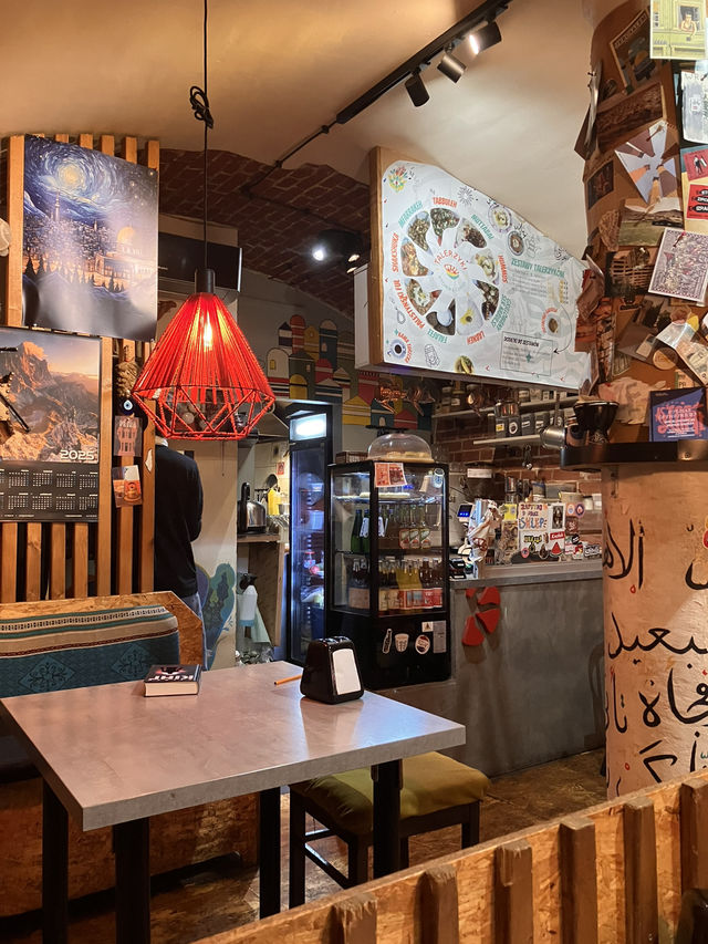 Middle Eastern Magic at Talerzyki: Shareable Eats Near Wrocław’s Main Train Station 🍽️✨