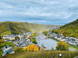 ✨ Cochem, Germany — a little fairytale town nestled along the Moselle River. 🏰🍇
Charming old streets, beautiful vineyards, and the stunning Reichsburg Castle make every corner feel magical. 
A peaceful place that is definitely worth getting lost in. 💚🇩🇪