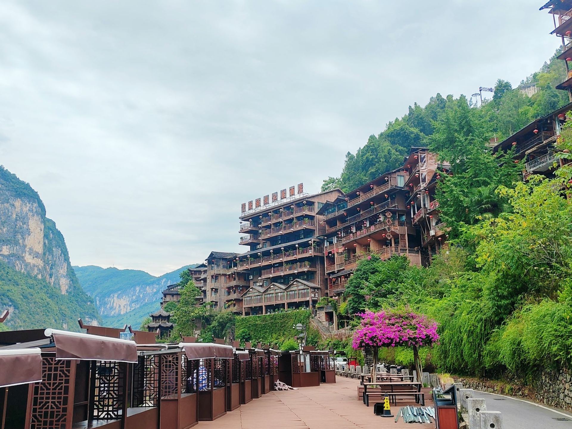 Seamless Pure-Play Tour: Exploring Chiyou Jiuli Palace, Gongtan Ancient Town, and Wujiang Gallery