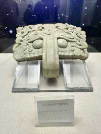 霍去病墓與衛青墓塚一牆之隔，一個萬人敬仰，一個荒草叢生