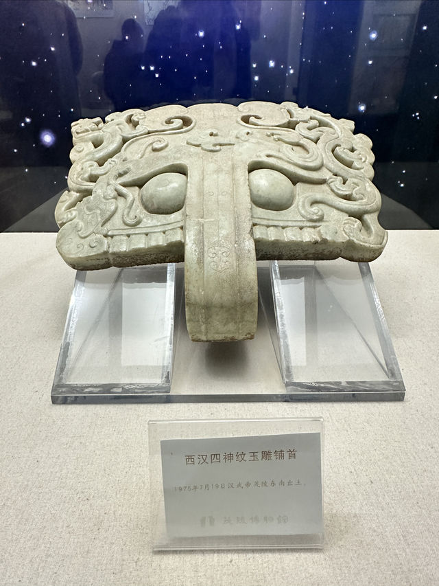 霍去病墓與衛青墓塚一牆之隔，一個萬人敬仰，一個荒草叢生