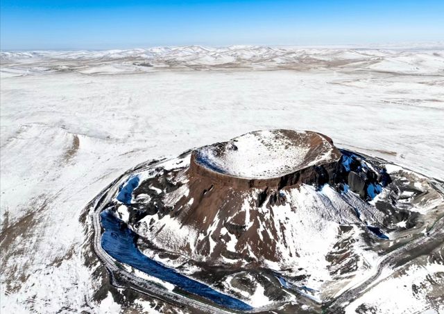 美麗雪中火山