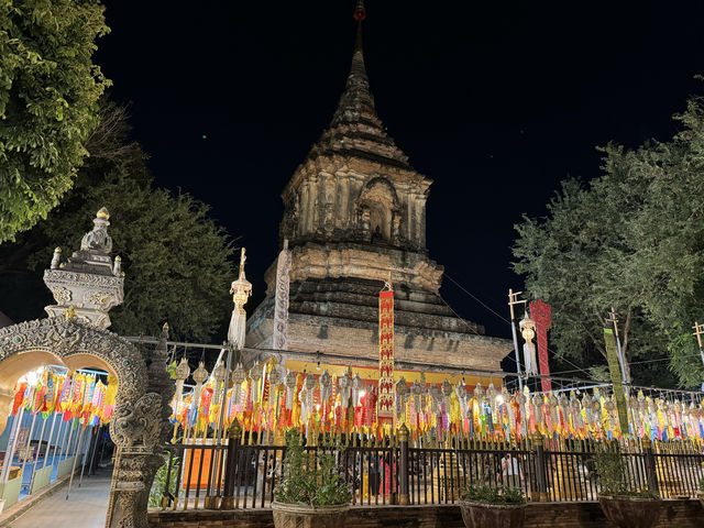 夜遊清邁古城-金葉樹與白象-遊客少燈火燦的羅摩利寺