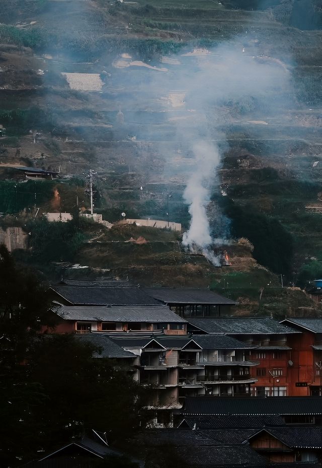 看煙霧繚繞，看墨染的山，看千古避世的苗寨