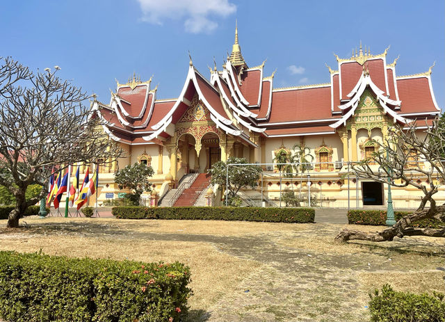 老撾塔銮寺的旁邊還有一座塔銮怒寺