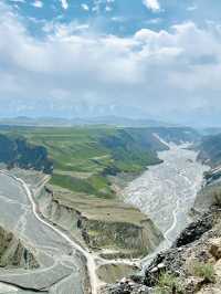 新疆安集海大峽谷，沙漠和雪山同框