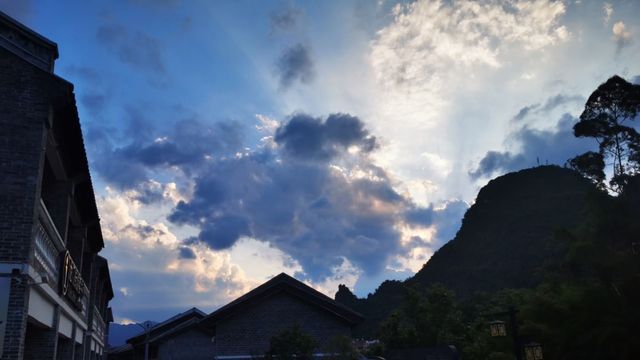 愛樹·黃姚書院，隱藏在古鎮與山巔之間。