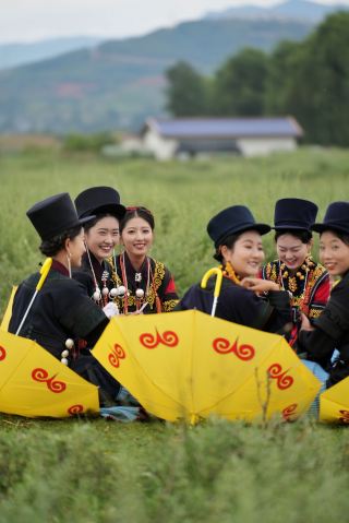 Daliangshan Le'an Wetland Music Carnival | Yi girls in traditional attire