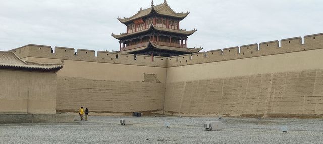 嘉峪關位於河西走廊西段，亦是萬里長城最西端，號稱天下第一關。整座嘉峪關關城氣勢雄偉，南北兩側坐擁祁連。