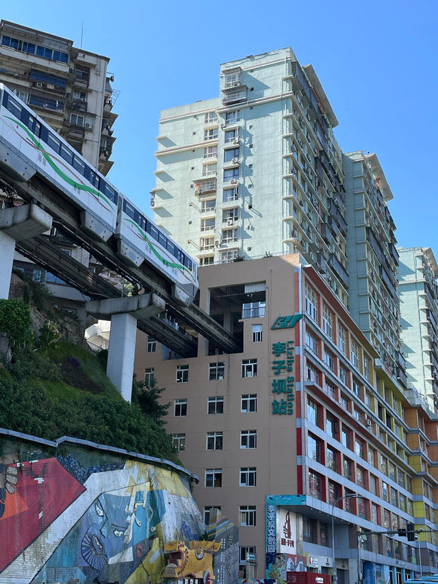 滿月照耀山城，中秋自駕遊重慶——探索魔幻霧都的三天兩夜之旅。