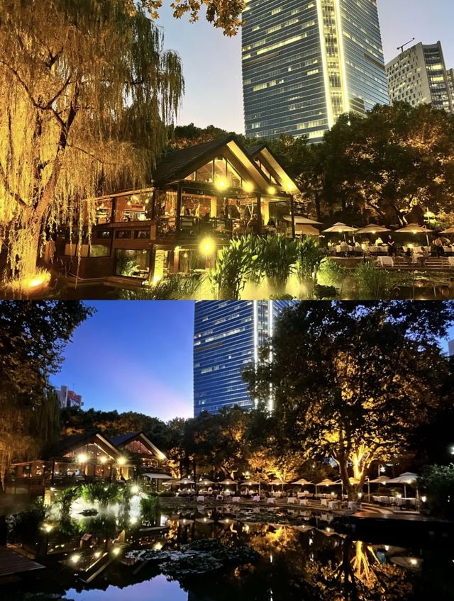 來公園裡夜遊，假裝在東南亞度假。