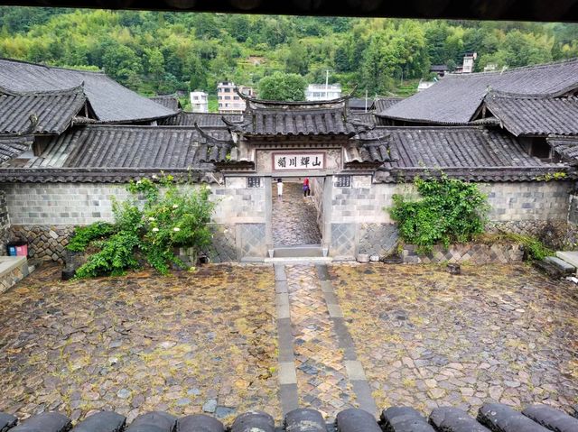 浙江古村落自駕遊～雪溪胡氏大院 胡氏大院位於溫州市泰順縣雪溪鄉橋西村石門樓，建於清道光十二年至同治十。