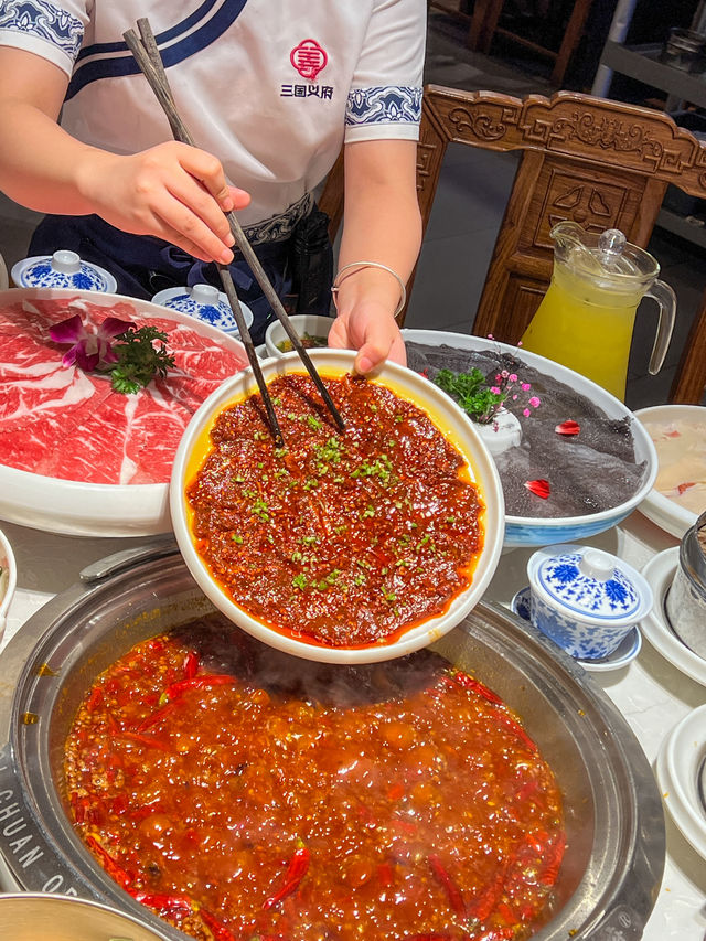 吃火鍋看川劇變臉，這火鍋店也太會了。