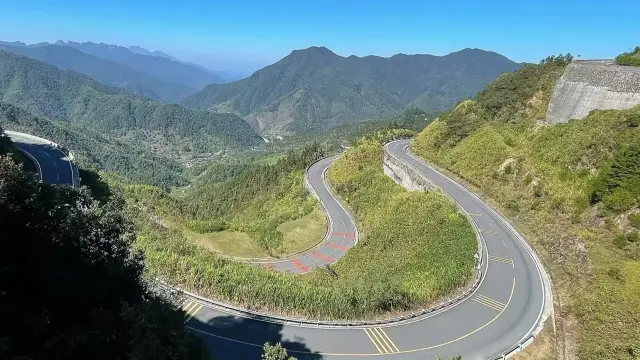 Huaiyu Mountain in Shangrao, a monument on the top of the sea of clouds. 