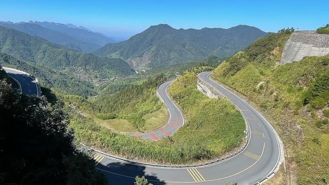 上饶懷玉山，雲海之巔上的豐碑。
