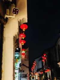 來到蘇州，山塘街是必去的打卡地，它宛如一幅流動的歷史畫卷。