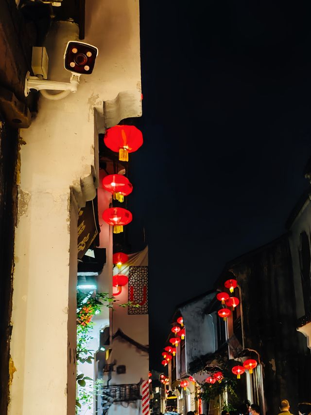 來到蘇州，山塘街是必去的打卡地，它宛如一幅流動的歷史畫卷。